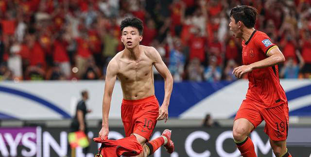 国足小将庆祝方式引发争议，不少人误以为海参队已晋级世界杯